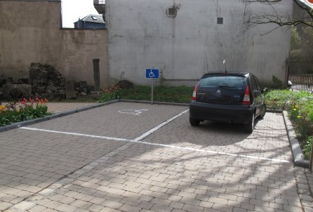 Emplacement réservé sur le parking privatif du musée